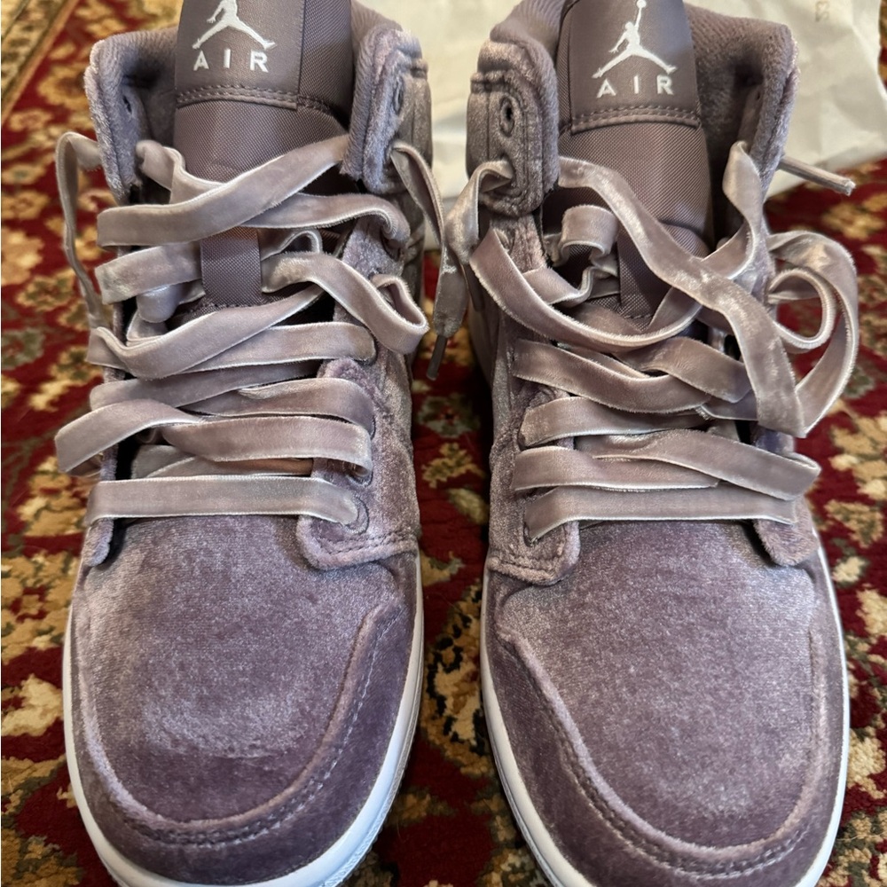New in box. Air Jordan 1 mid SE. purple smoke size 7 - Picture 6 of 6